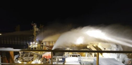 “毁灭吧我累了”！消防船都结冰了，这艘散货船大火还没被扑灭……