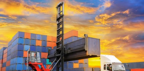 新年前夕需求旺盛：中国通往东南亚航运价格暴涨10倍？