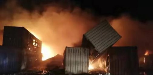 突发！该国港口遭空袭，集装箱堆场起火，造成重大损失！