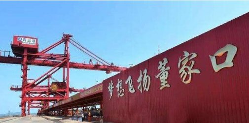 40万吨级矿石船扎堆靠泊，山东港口青岛港迎来最繁忙“春节档”