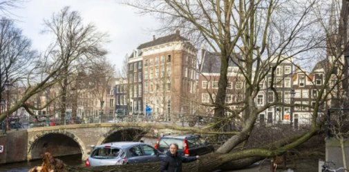 强风暴“尤尼斯”袭击欧洲多国，有港口关闭，数百架次航班取消