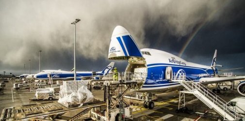 空运费用飙升！欧洲多国和俄罗斯互相“禁飞” 航空业受到灾难性影响​！