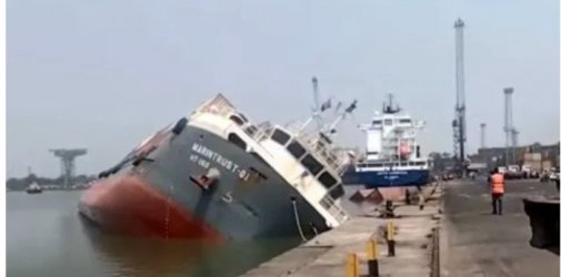 15分钟！一集装箱船突然倾覆！