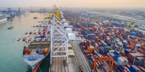 突发！该国实施出口禁令，船公司通知暂停接受订舱，一集装箱船被扣留！