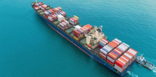 该港口开始销毁长期滞留的集装箱货物， 以腾出堆场空间！