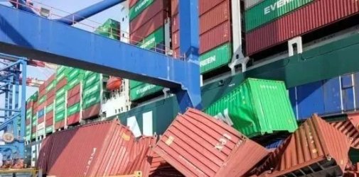 突发！集装箱船码头卸货，货柜坠落倒塌，受损严重