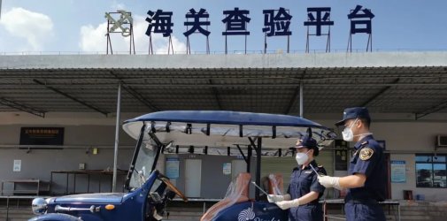 竟然车中藏车？