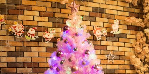 TikTok曝光量51亿，英国人买爆“粉色圣诞树”