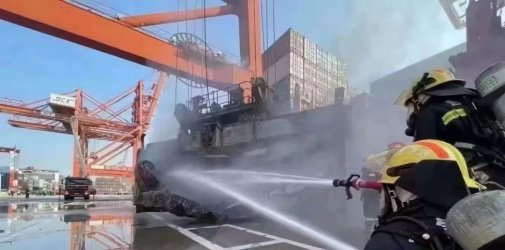 深圳蛇口码头集装箱货物起火狂烧！又是危险品瞒报？