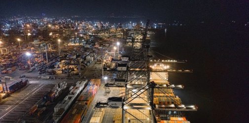 全球各大港口，空集装箱堆积如山...